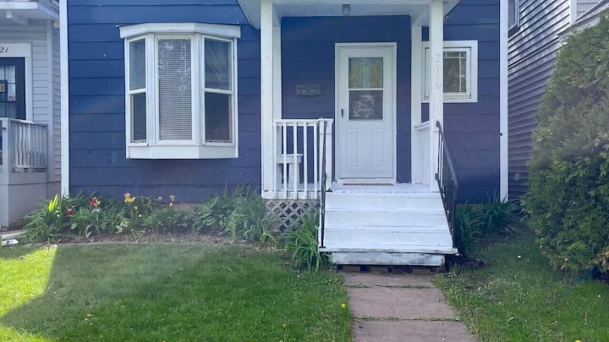 Superior House | Summer Fun in Duluth or Superior! 3bd 1bath. Dog friendly