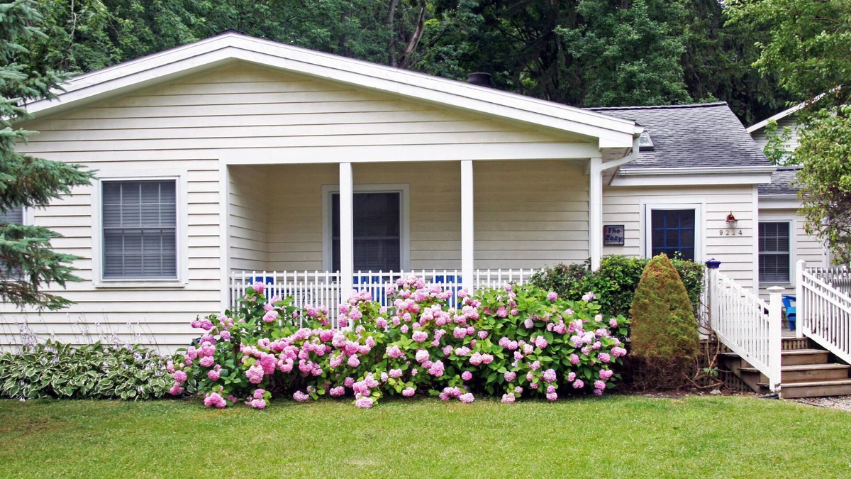 Lakeside Cottage | Summer Getaways Still Available! Short walk to a private beach!