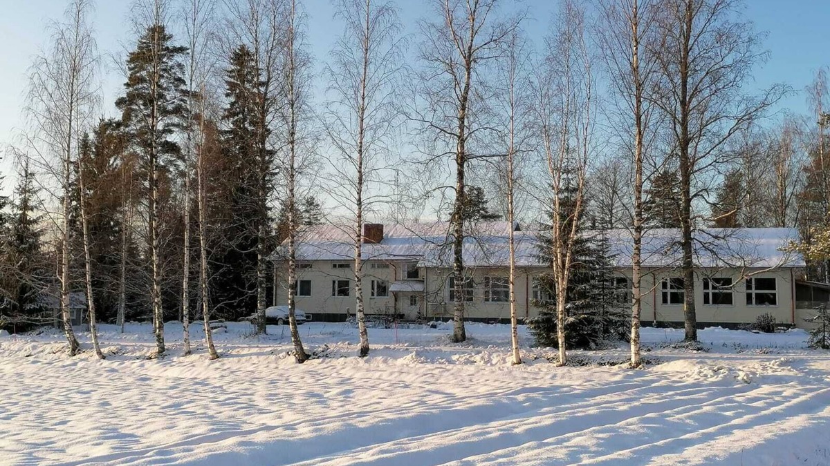 Kuopio Apartment | Summer Hill is a apartment in a former school with a big yard a lake nearby.