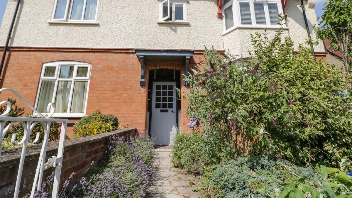City Centre Cottage | SUMMER HOUSE ON ALBANY ROAD, family friendly in Stratford-Upon-Avon