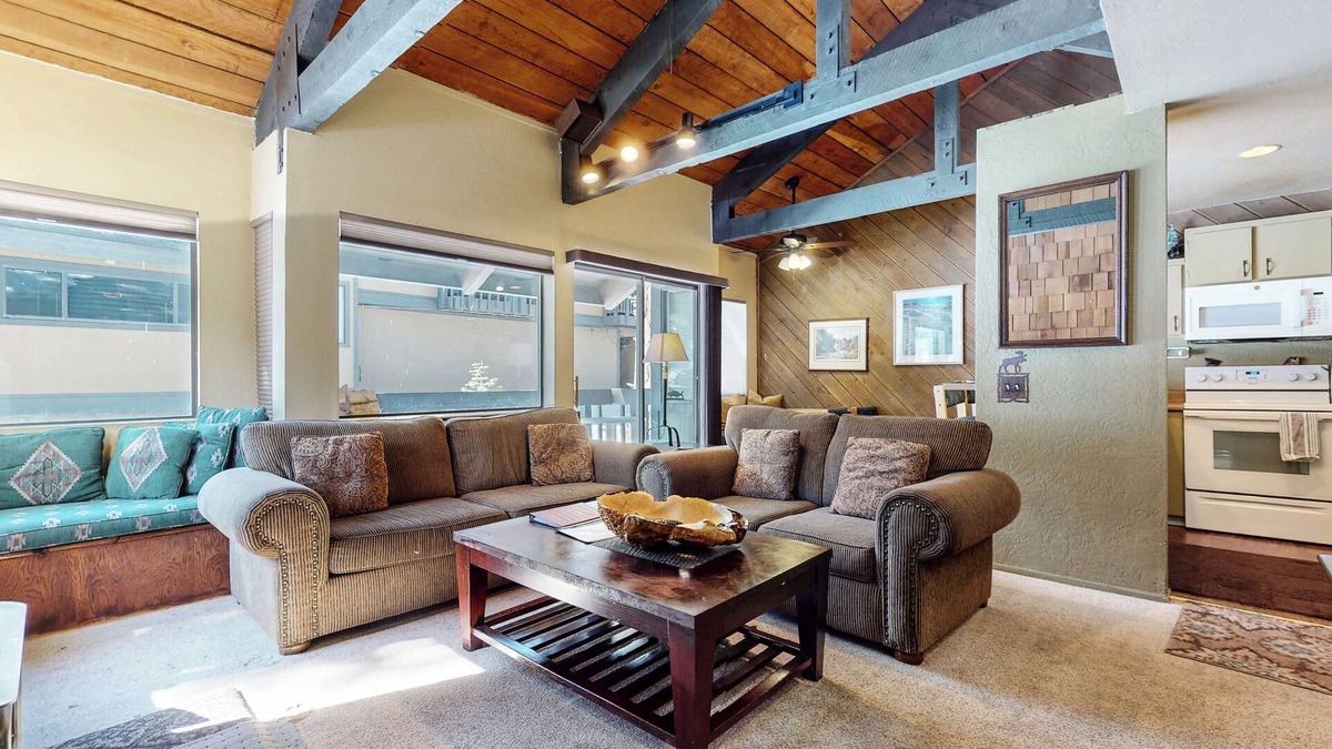 Majestic Pines Condo | Summer Mammoth Get-A-Way! Near the Sierra Star Golf Course and Pool On-site!