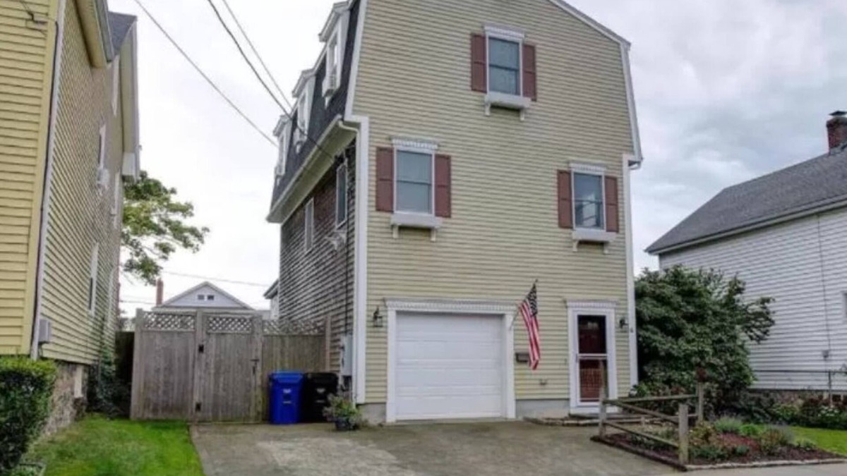 Fifth Ward House | *SUMMER RENTAL* Gorgeous, furnished 3 bedroom 1.5 bath w/garage & private deck