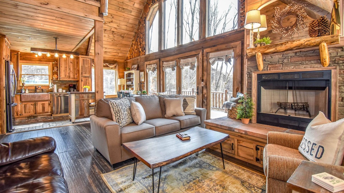 Chalet Village North Cabin | SUMMER SALE/HOT TUB/BEAR SIGHTINGS/8mins to Downtown/Treehouse/Gameroom