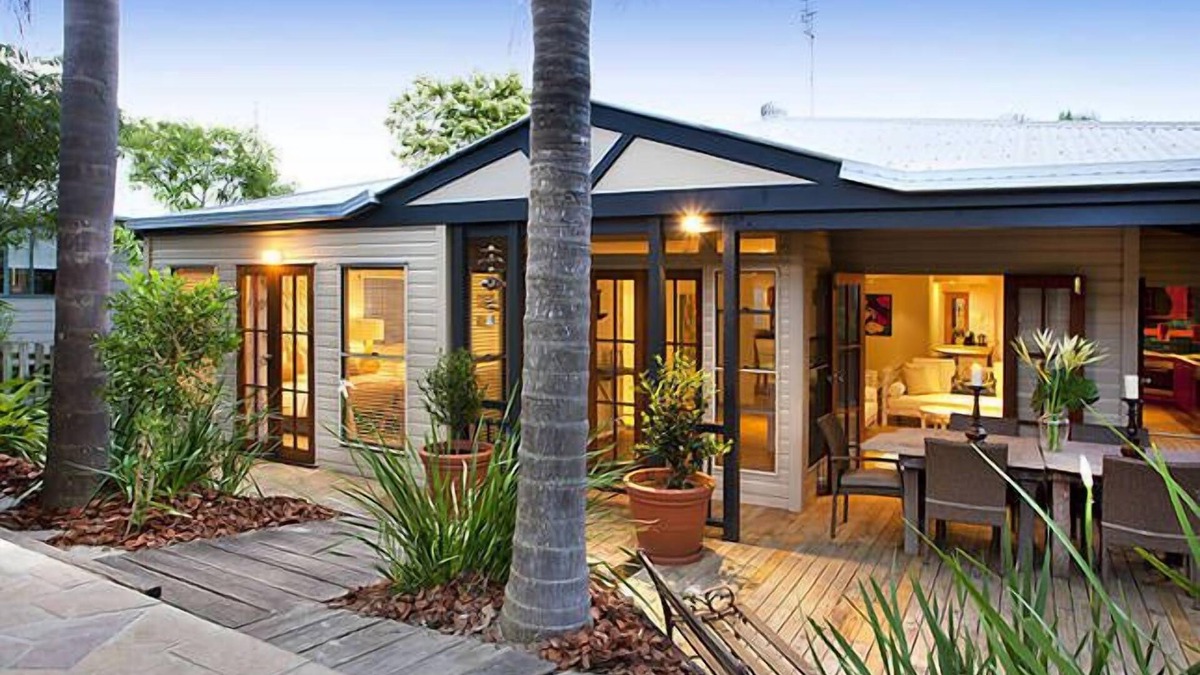 Sunshine Beach House | "Summer Salt" @ Sunshine + Pets & HEATED POOL 150m to the beach!