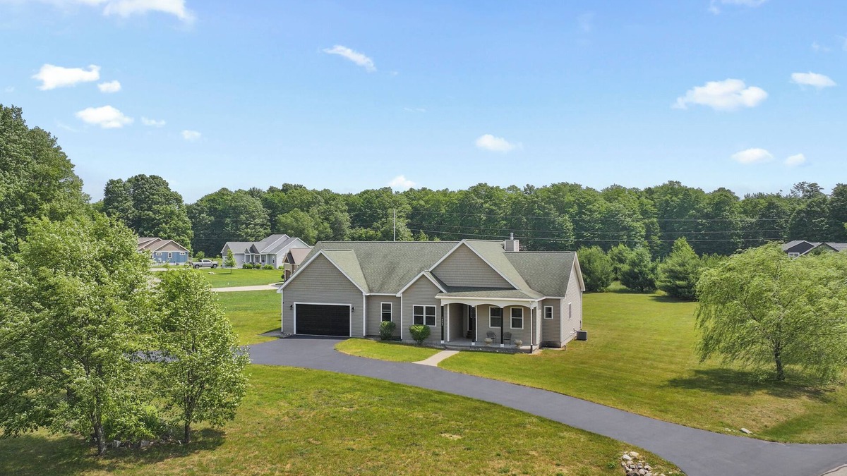 Thompsonville House | SUMMER SPECIAL! Ski, Golf and Fish Haus. 8 Beds, Fireplace, Rivers & Lakes
