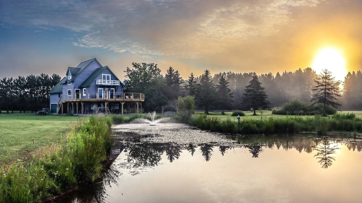 La Pointe House | SUMMER SPECIALS Beautiful lake front, beach and pool table