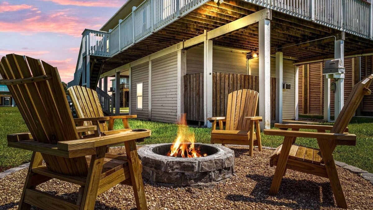 Crystal Beach Cottage | Summer Specials! | Game Room | Pets | King Bed