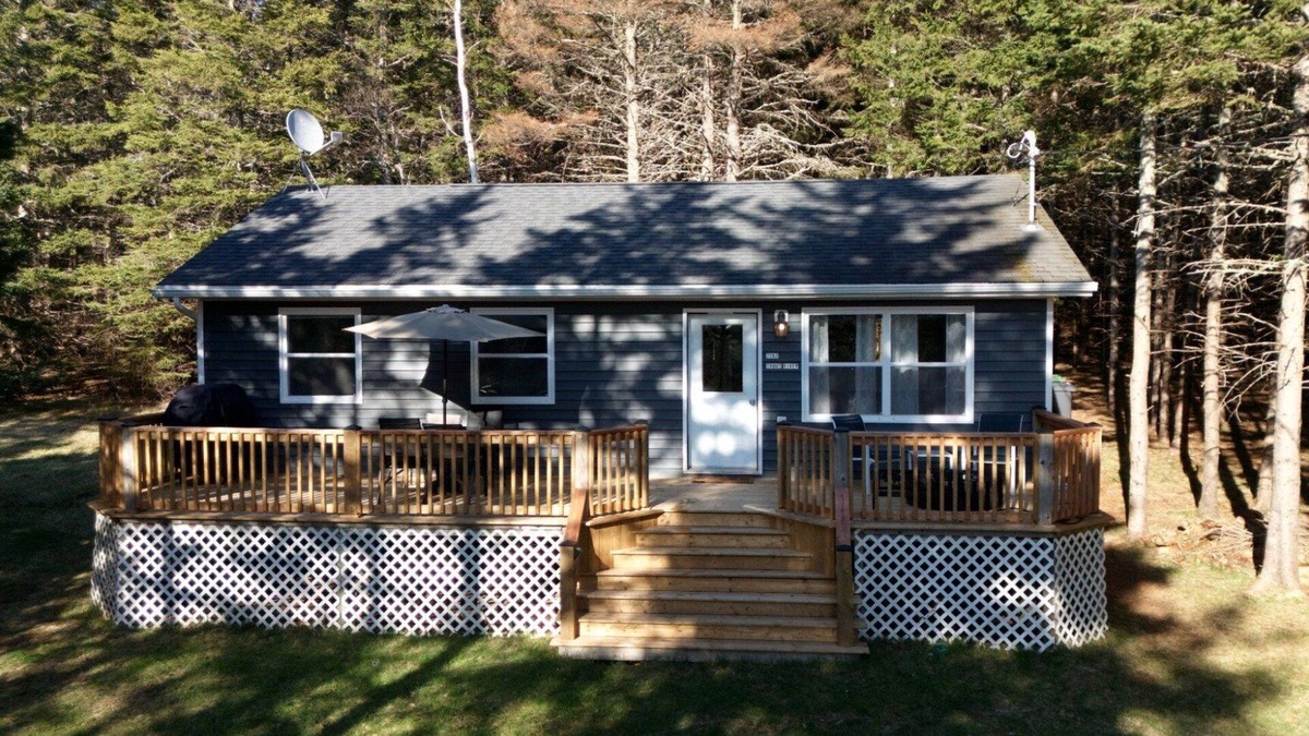 Stanley Bridge Cottage | Summer Twilight Cottage | Peaceful 2BR Retreat with Office, Deck & Firepit