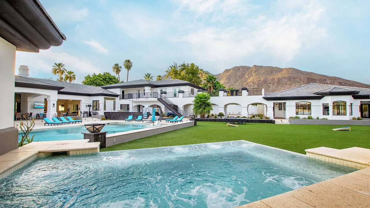Charnwood House | Summer Villa Getaway: Resort Life, Pickleball, Pool, Golf