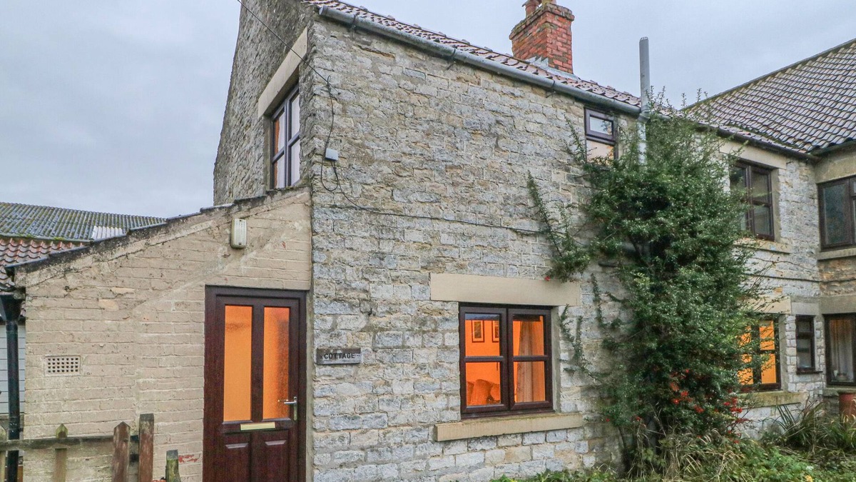 Scawton Cottage | SUMMERFIELD FARM COTTAGE, pet friendly, with open fire in Helmsley