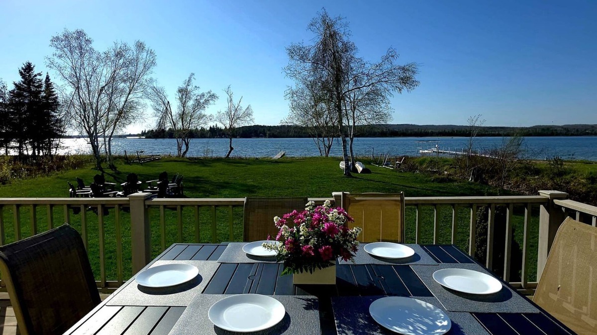 Ponshewaing House | Summerside Cape on Crooked Lake-Waterfront-Sunsets-Sleeps 12