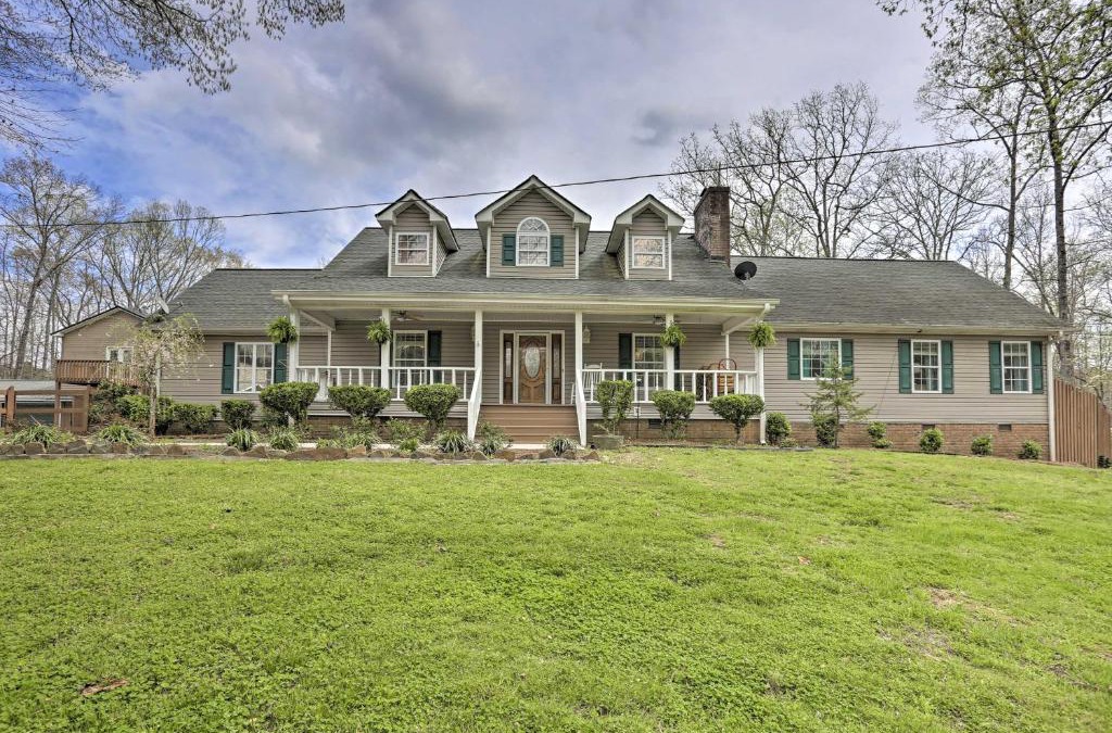 Summerville House | Summerville Home on 5 Acres Pool, Hot Tub and Deck!