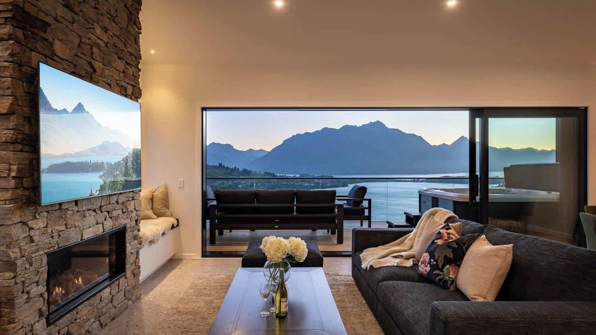 Frankton House | Summit Escape, Hot Tub, Fireplace, BBQ, AC & Views