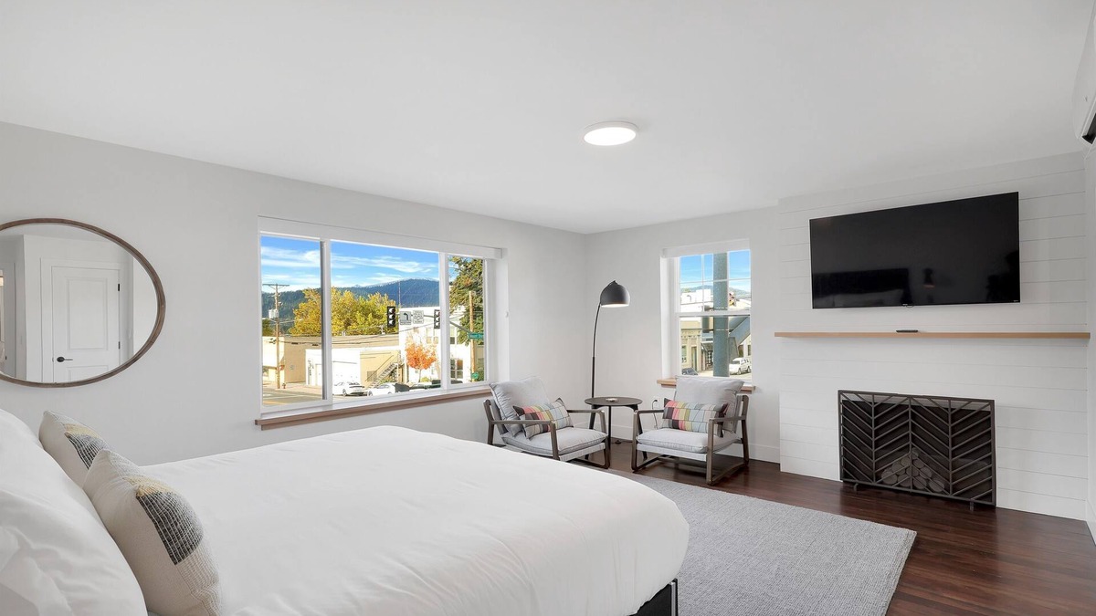 Mount Shasta Hotel | Summit Lofts, Extra Large Executive Suite, #210