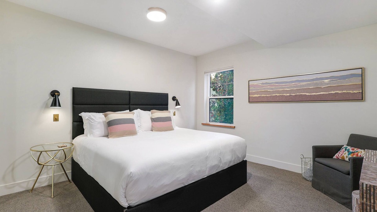 Mount Shasta Hotel | Summit Lofts, King Bed, Downtown Mt. Shasta #202