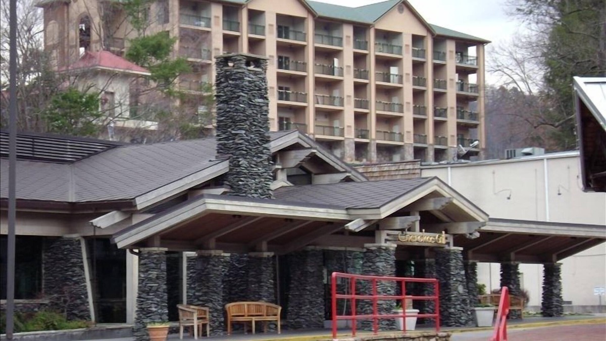 Gatlinburg Condo | Summit Manor On the Parkway Across from Tgifridays & Ober Tram- 2 King Beds