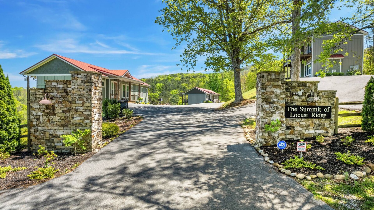 Sevierville Cabin | Summit Ridge Lodge – Private Resort for Groups, Events & Weddings