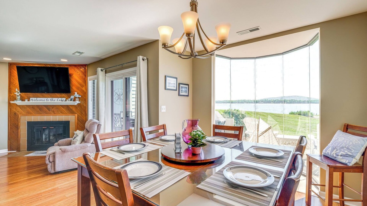 North Shore Condo | Sun-Filled Condo w/Smith Mountain Lake Views