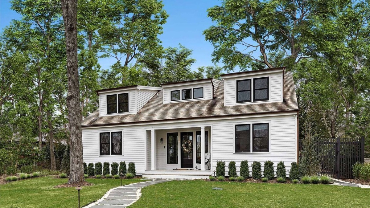 North Haven House | Sun-Filled, Custom-Designed 5-bedroom house in Sag Harbor w/heated pool and spa