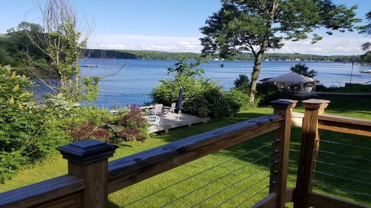 Lakeside House | Sun Filled Direct Lakefront 3 Bedroom House On Bantam Lake