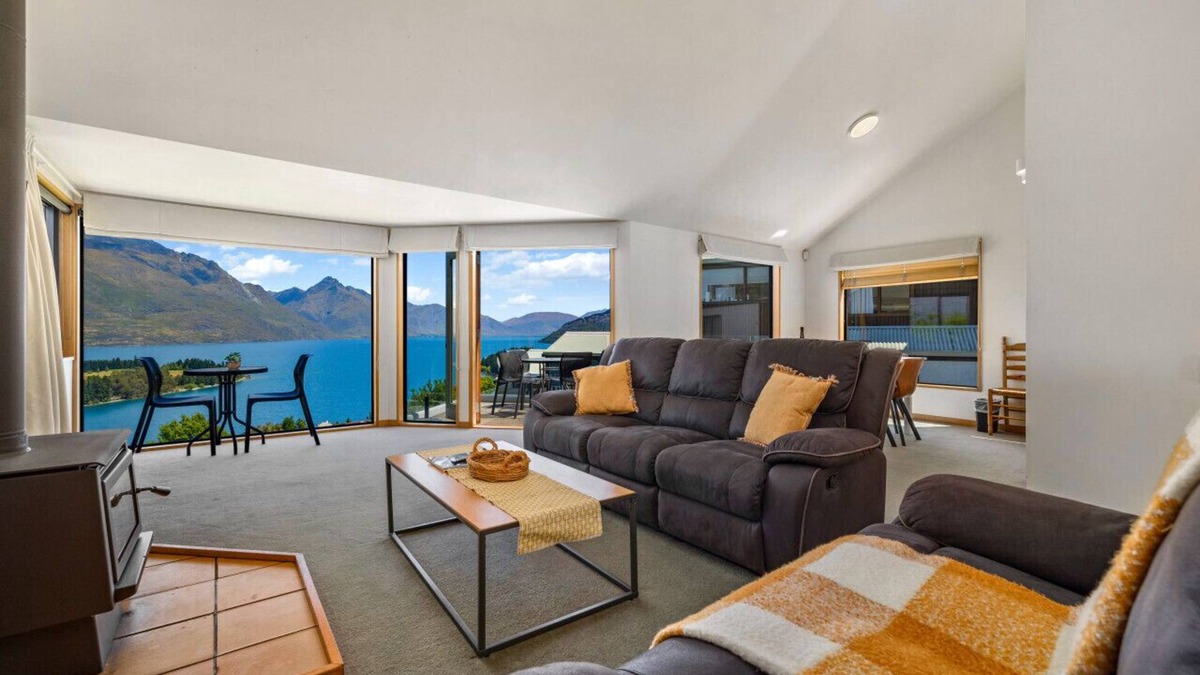 Queenstown House | Sun-filled on Wakatipu - Pet Friendly
