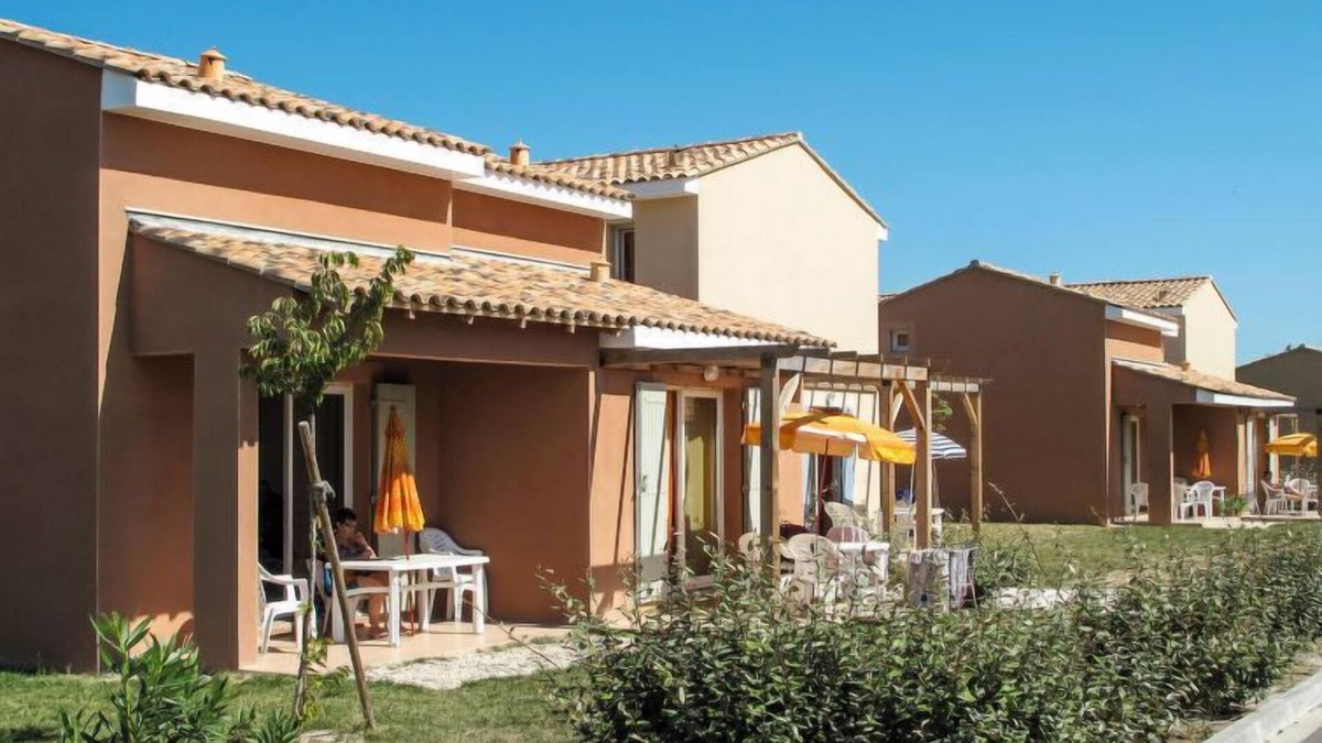 Saint-Saturnin-les-Avignon Apartment | Sun Hols les Rives du Lac by Interhome