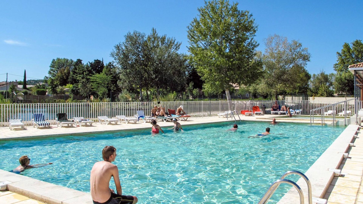 Saint-Saturnin-les-Avignon Apartment | Sun Hols les Rives du Lac by Interhome