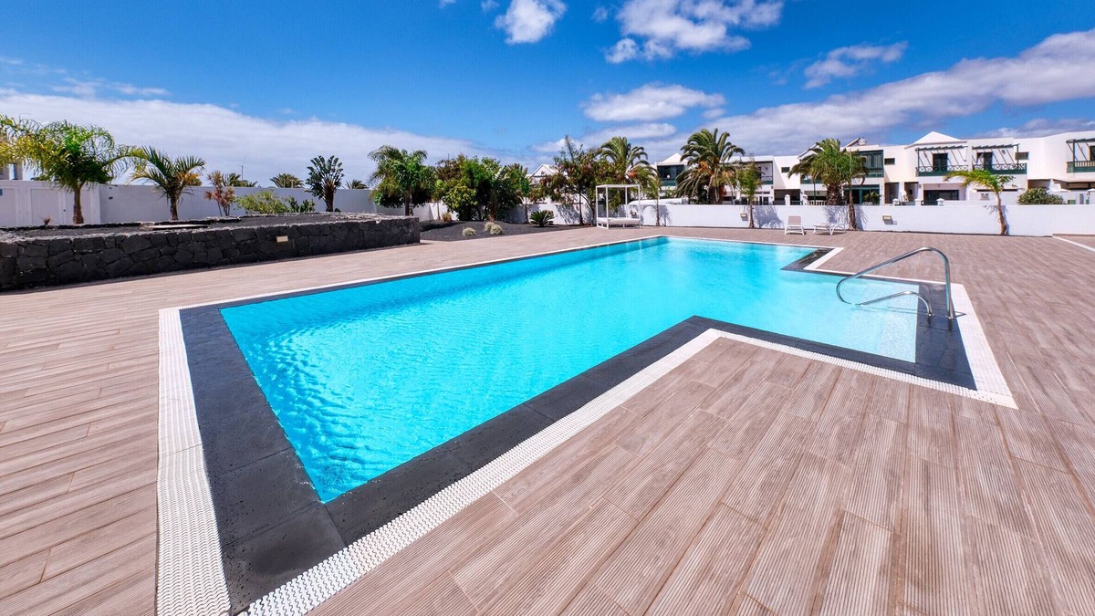 Costa Teguise Ski Chalet | Sun Glow Senator- pool view