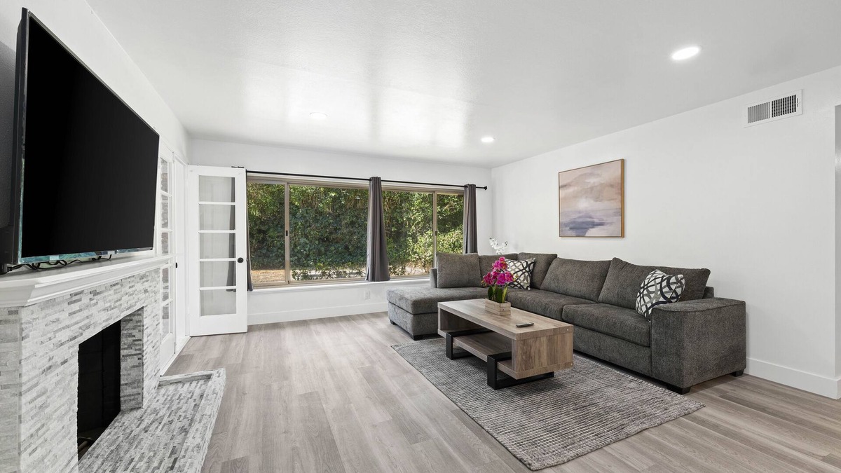 Carmichael House | Sun House Home w/King Size Bed in Whopping Master