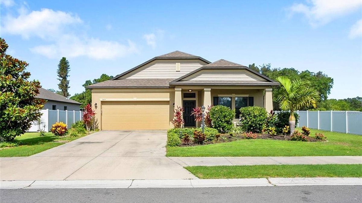 Memphis House | Sun-Kissed Serenity: Unwind in Palmetto, Florida's Premier Retreat