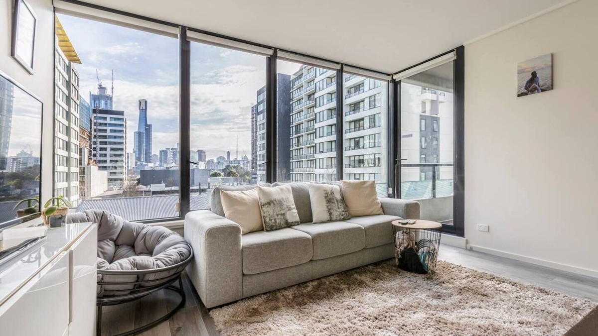 South Melbourne Apartment | Sun soaked and Central with Fantastic Facilities