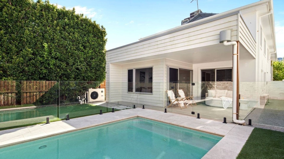 Mermaid Beach House | Sunbrite Breeze Poolside Relaxation by the Sea