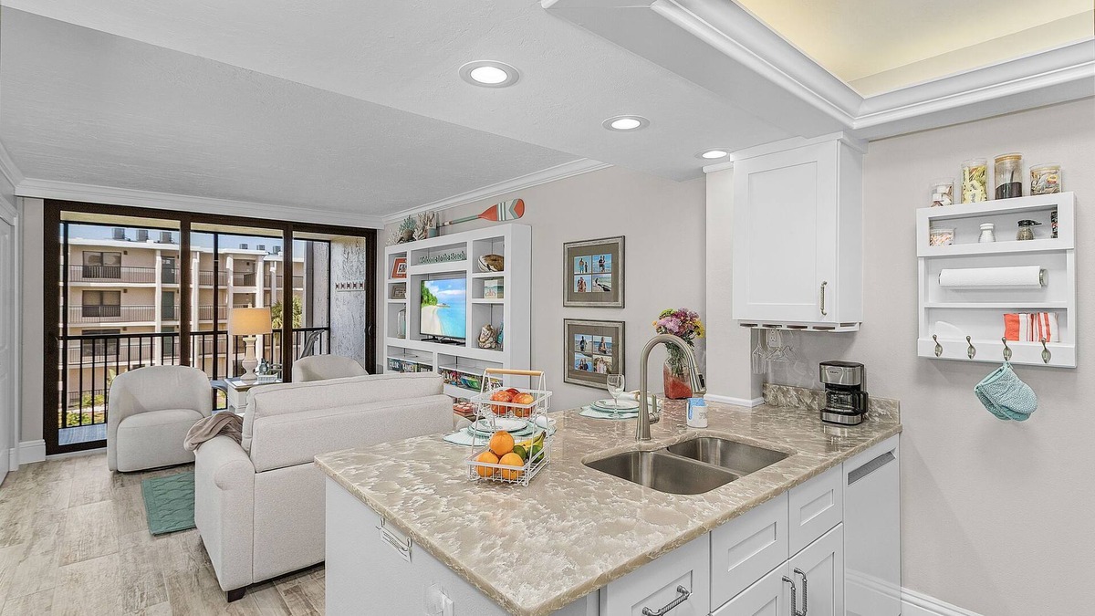 Sanibel Condo | Sundial D310 Charming beachfront getaway!