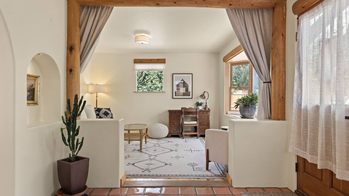 Carbondale House | Sunflower House | Historic Gem Steps from Main St.