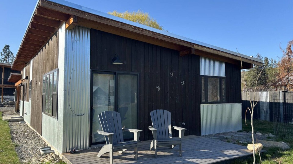 Winthrop House | Sunflower Resort Daisy Cabin is in the ultra-quiet Winthrop South community, with a 5 minute walk to downtown on the pedestrian trail.