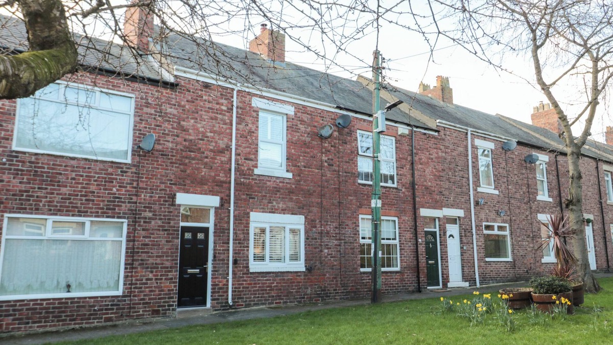 Whitley Bay Cottage | SUNFLOWERS, pet friendly, with open fire in Whitley Bay