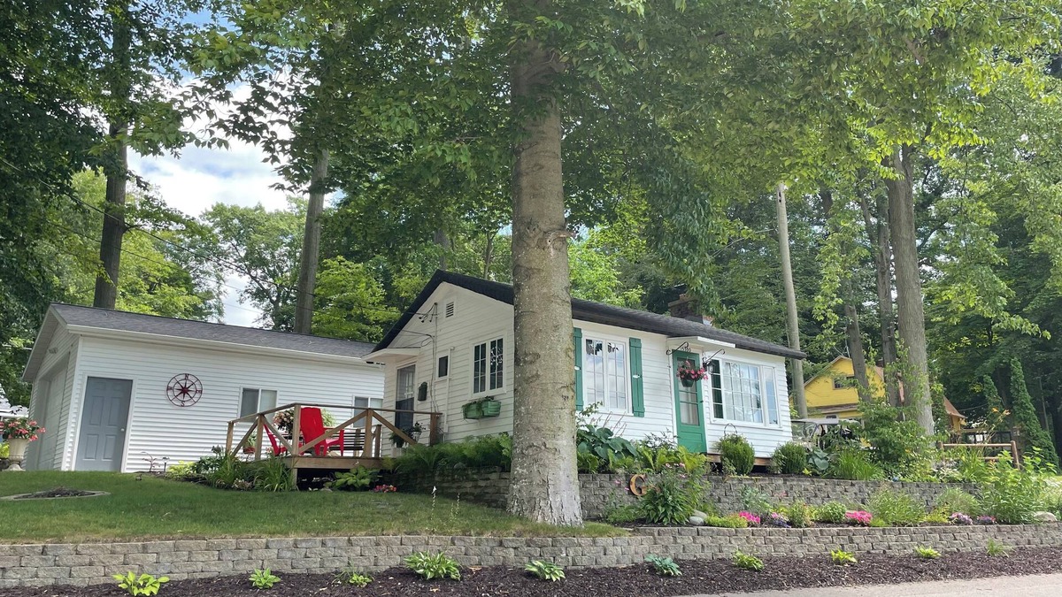 Gowen House | Sunglo Sunset Bungalow~Across from Lincoln Lake!