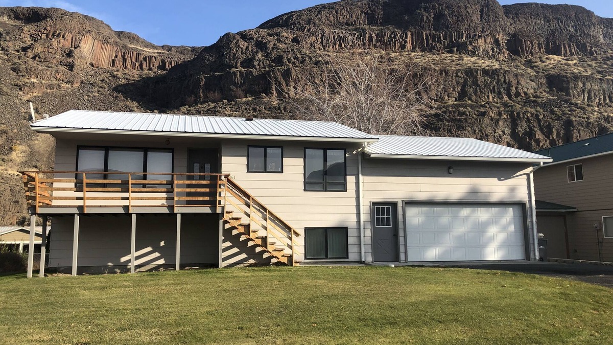 Sunland Estates House | Sunland Home Sleeps 10 adults. nMinutes to Concerts at the Gorge!