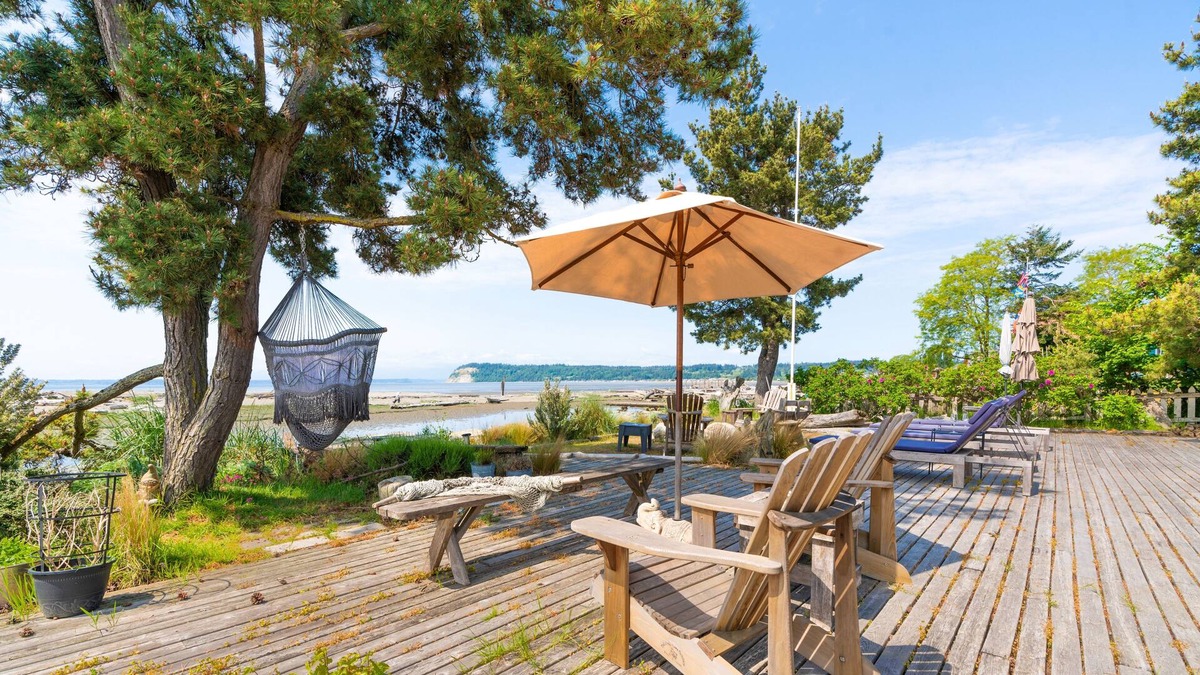 Clinton Cabin | Sunlight Beach Getaway - Waterfront Cabin