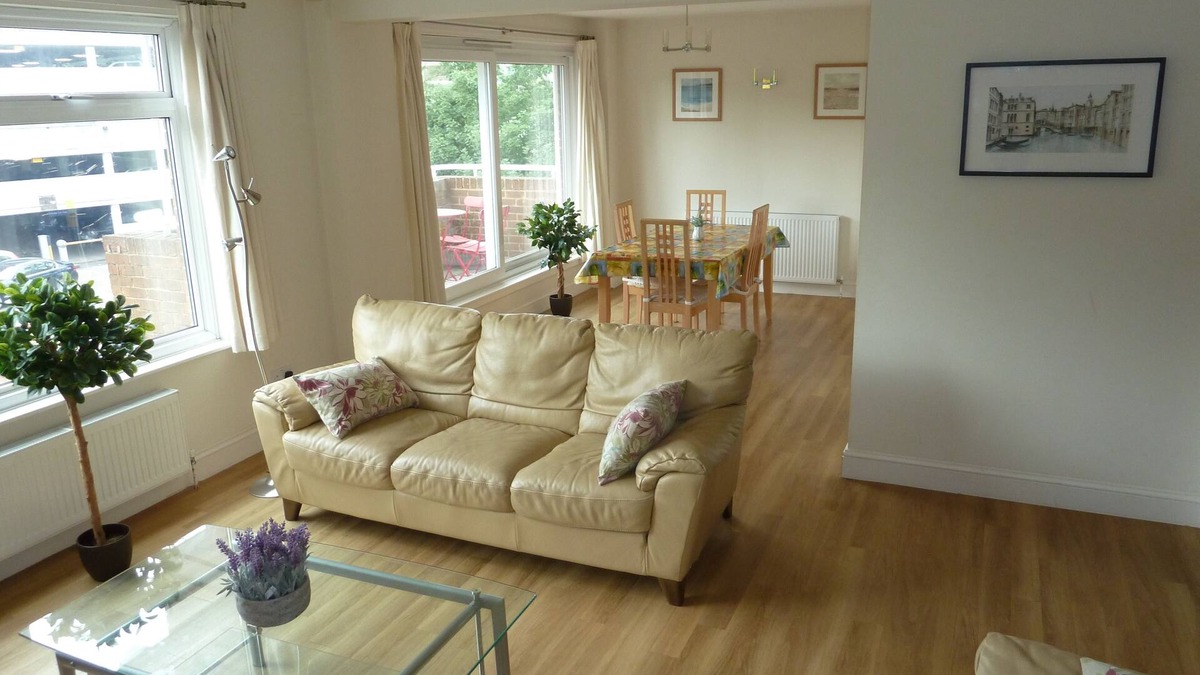 South Richmond Apartment | Sunlit 2-Bedroom Apartment, Central Richmond, Sleeps 4 - from Shipplets