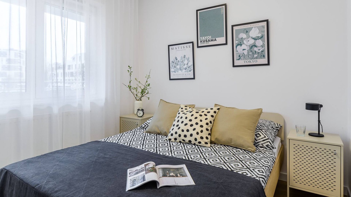 Mokotow Apartment | Sunlit apartment for leisure & work close to the city center