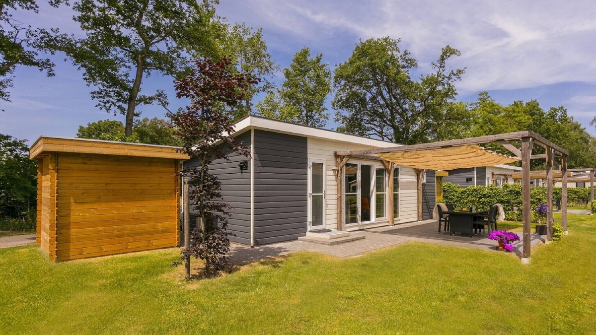 Lochem Ski Chalet | Sunlit Chalet by the Pond