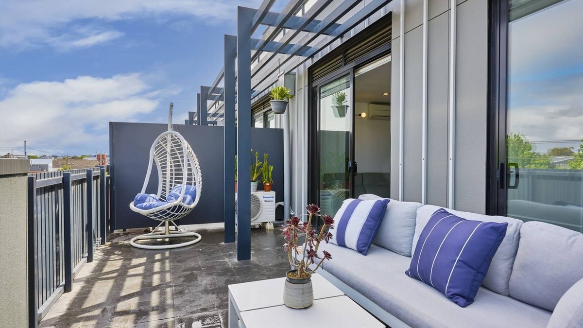 Richmond Apartment | Sunlit home Private Balcony with city views