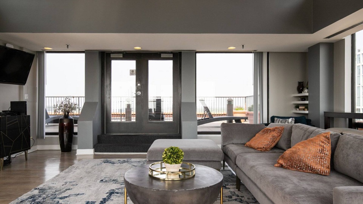Oak Park Apartment | Sunlit Oak Park 2BR w/ Lounge & Rooftop, 3 blocks to L, by Blueground