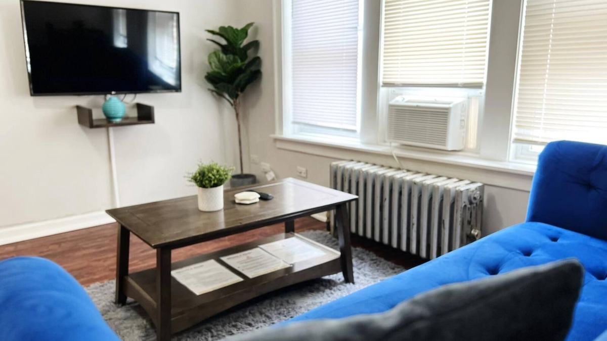 Rogers Park Apartment | Sunlit Studio with City Charm