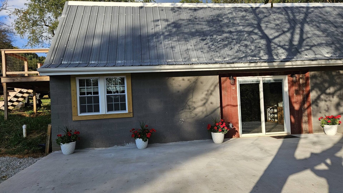 Rural Retreat Cabin | Sunni's Country Hideaway: Short Term Rental. Pet Friendly.