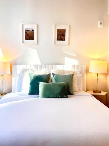 Downtown Apartment | Sunny 1B1B Apt with full kitchen, Walk to Convention Center