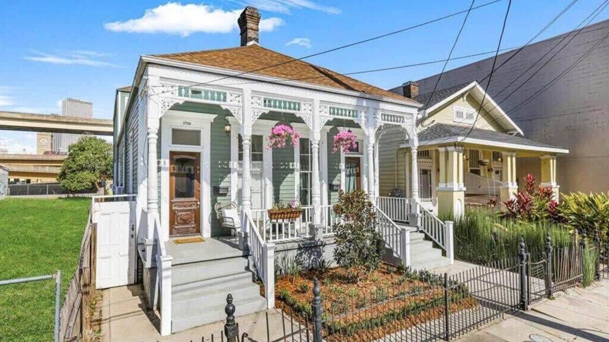 Faubourg Lafayette Apartment | Sunny 1bedroom 2 blocks from St Charles StreetCar!