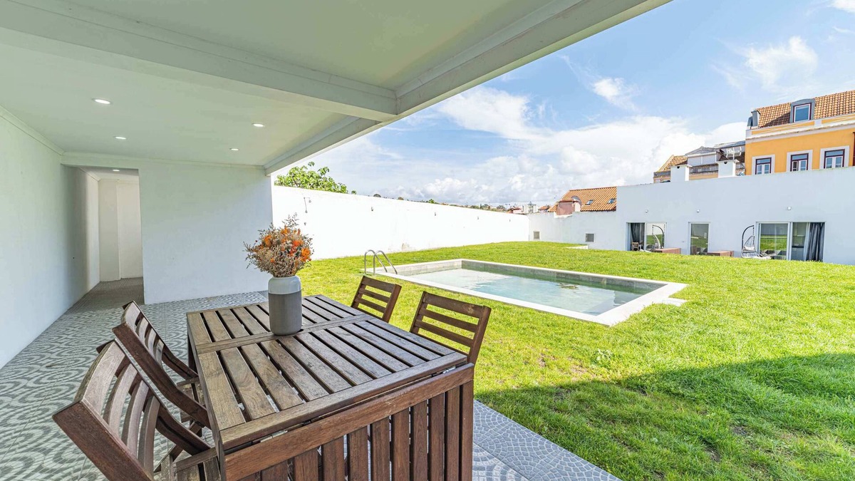Alcantara Apartment | Sunny Alcântara Apartment with Pool & Garden