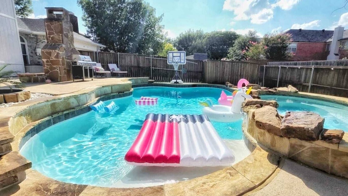 Allen House | Sunny Allen Stay 4BR/2BA Sparkling Pool + Grill
